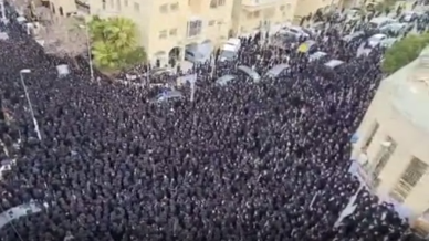 以色列犹太教拉比因新冠去世 数千人身穿黑衣挤满街头送葬
