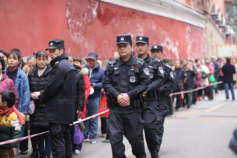 往年春节华岩寺人流涌动，民警执勤维护秩序（资料图）