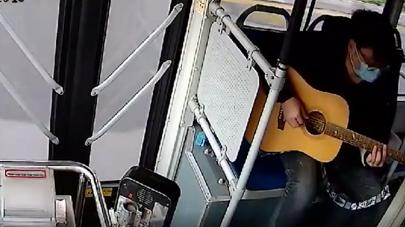 公交司机送乘车小伙口罩后 小伙弹吉他表谢意