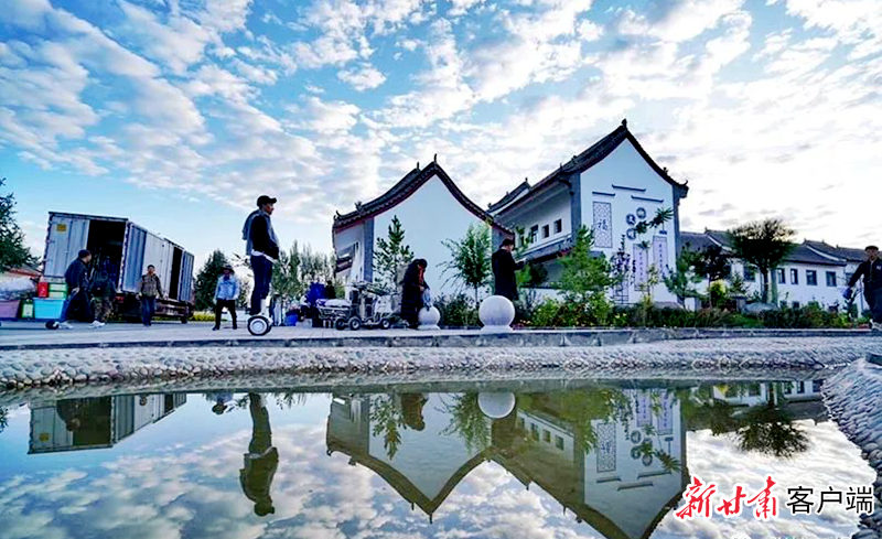 在张掖市区通往七彩丹霞景区的张肃公路一侧,坐落着一个村子,名叫速展