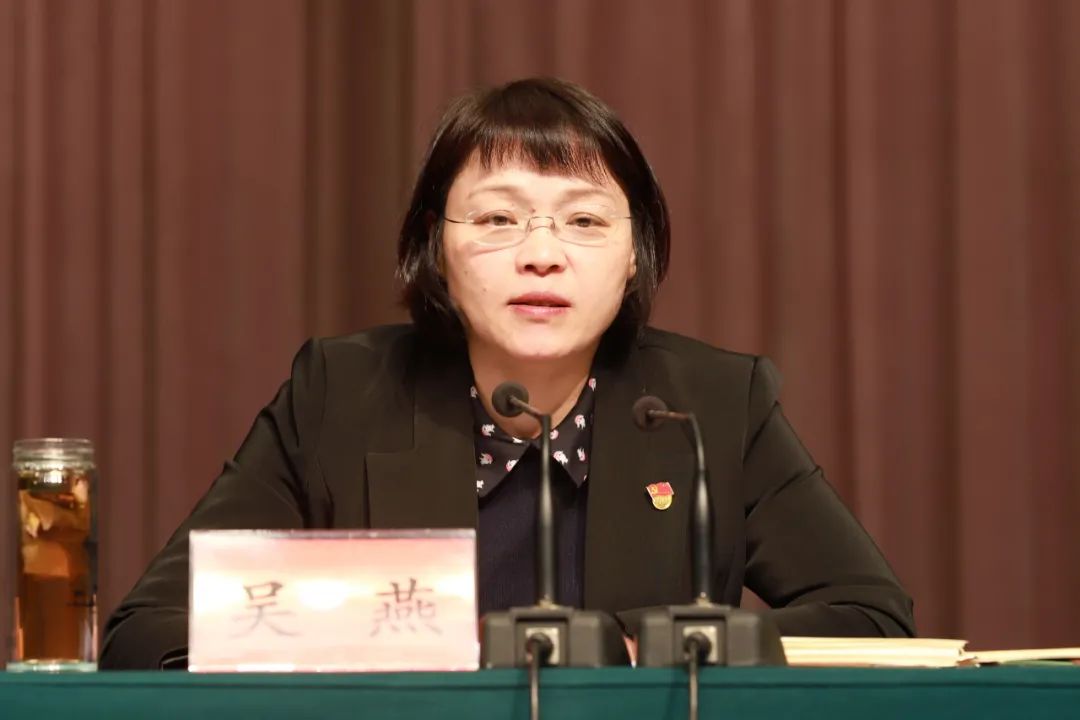 区领导刘德威,董苗虎,滕根林,王永法等出席会议.