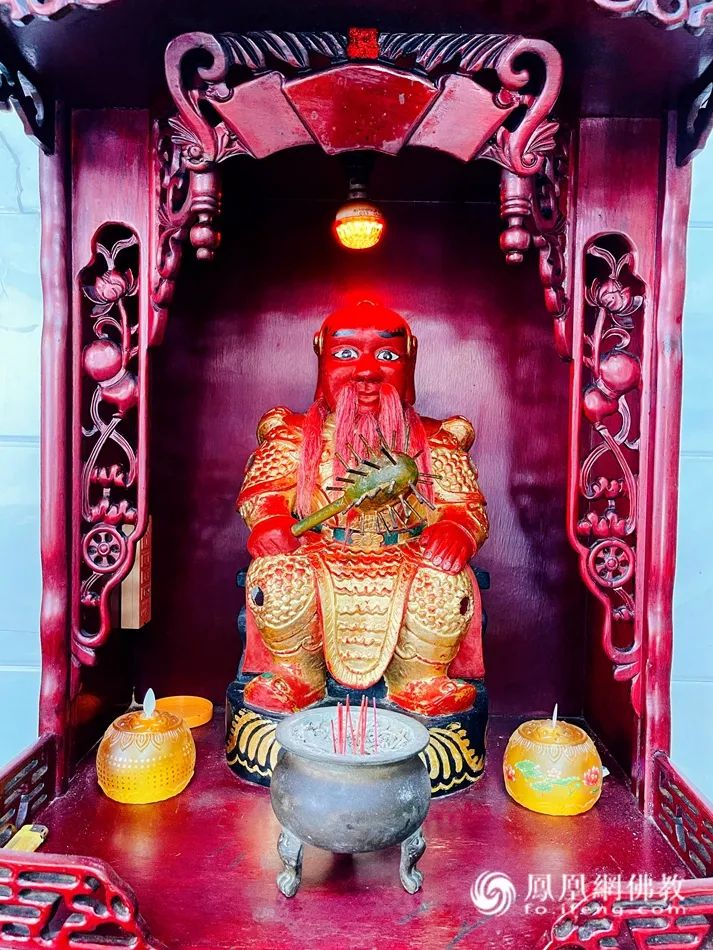 广东普宁龙华寺监斋菩萨(图片来源:凤凰网佛教 摄影:本智法师)