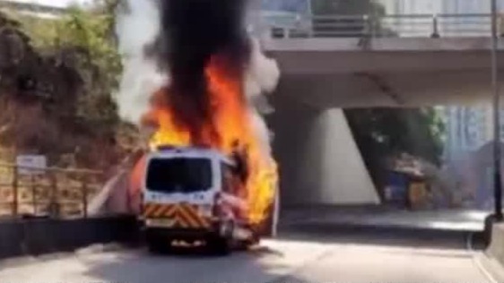 现场：香港一警车行驶途中突然起火 警员跳车逃生