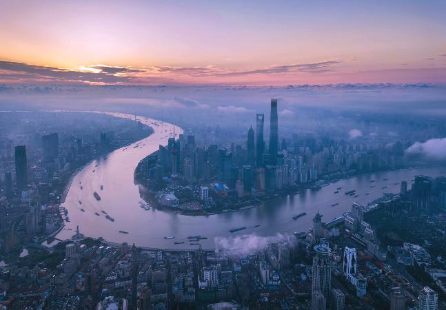 晨光中的上海陆家嘴（无人机拍摄）。新华社记者 任珑 摄