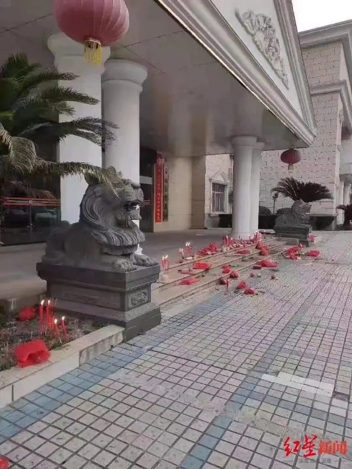 ▲2月2日，一张疑似在某办公楼门前焚香点蜡烛祭拜的照片引发网友关注。图据网络