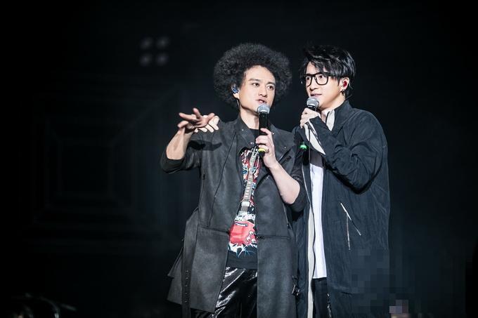 薛之谦上热搜被质疑蹭赵英俊热度，知名经纪人发文鸣不平