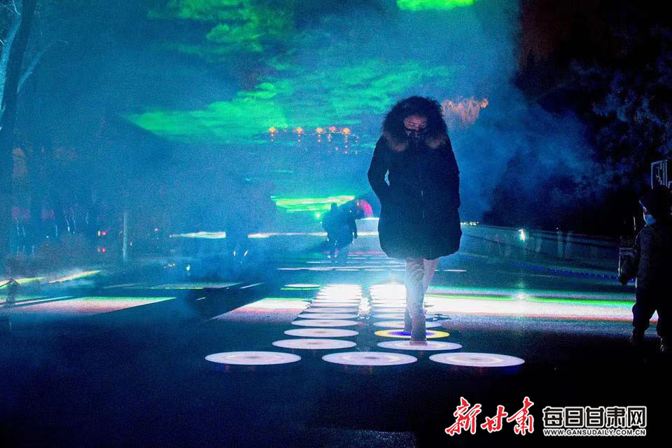 不用去北极照样看见极光 张掖甘州璀璨光影陪你过大年