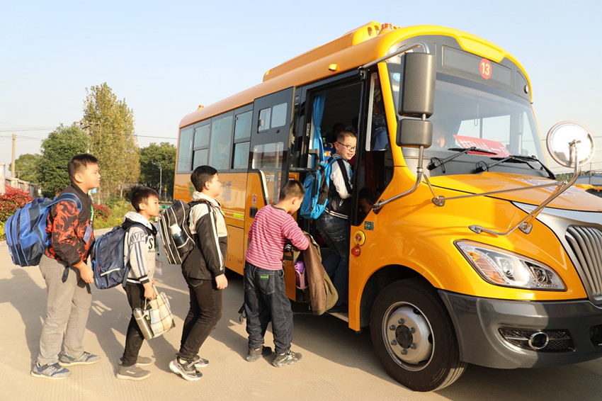 图为校车接送学生上下学.