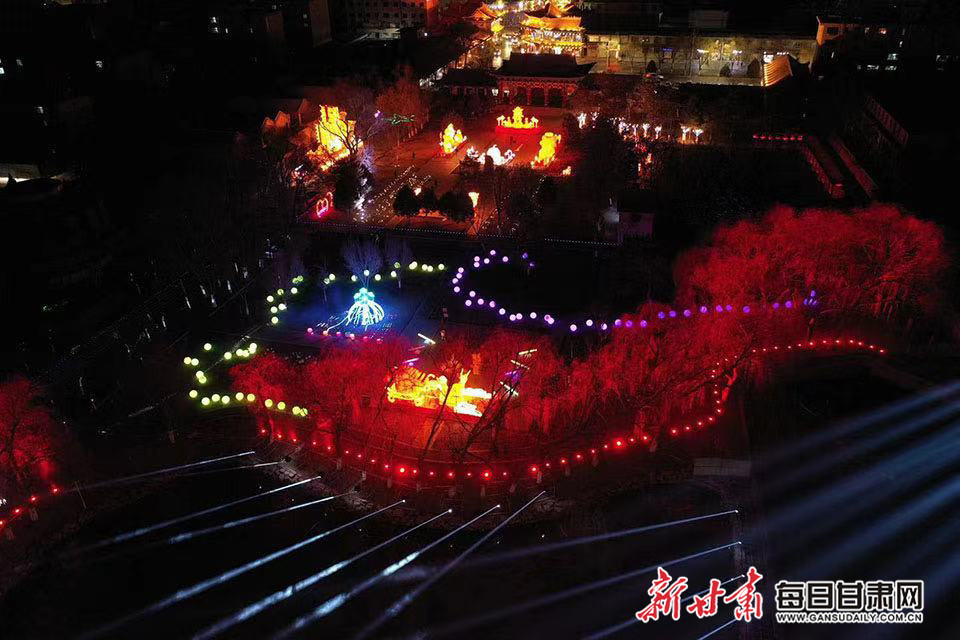 不用去北极照样看见极光 张掖甘州璀璨光影陪你过大年