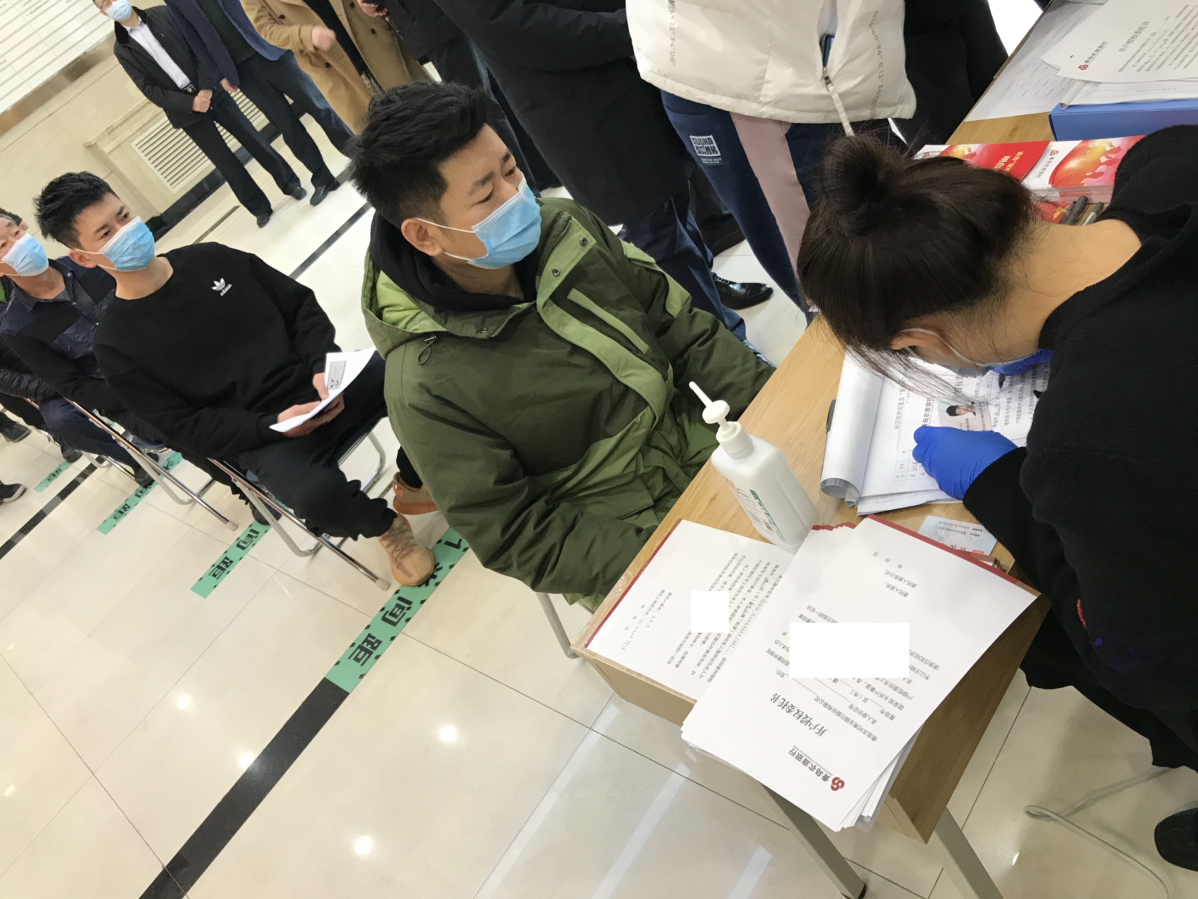 【银军共建】青农商行完成岛城首日首批“荣军卡”材料交接，制作出首张“荣军卡”！