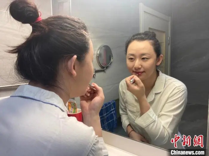 杨晓宇在小年的早上给自己化个淡妆 邹鸿供图 摄