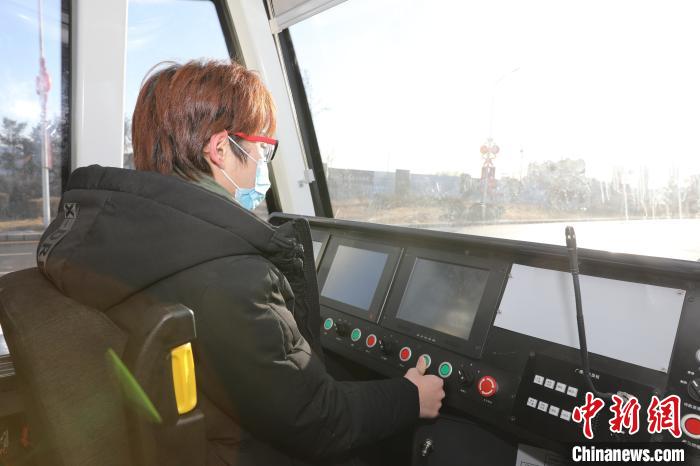驾驶员正在行驶有轨电车。沈抚示范区供图