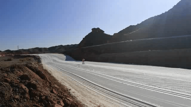 选手急速通过第一个弯道