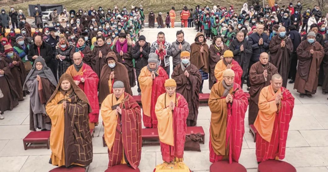 2020年12月18日，江西云居山真如禅寺举行纪念一诚老和尚圆寂三周年系列追思法会暨舍利塔落成典礼。演觉法师在传供大典上主法。
