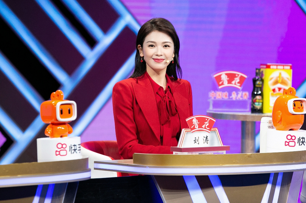 刘涛化身助梦嘉宾亮相《直通春晚》 面容姣好造型美艳女性魅力足