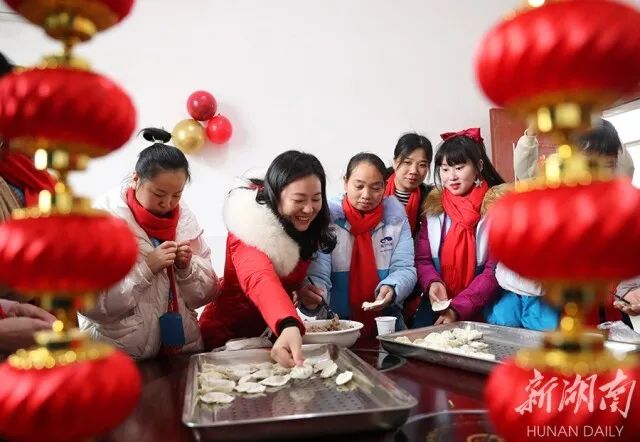 2月5日，衡阳县西渡高新区，就地过年的外省务工人员与县工会的工作人员一起包饺子，过小年。曹正平 刘欣荣 摄
