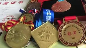 摔跤运动员在黄金年龄退役，到偏远小学当教练