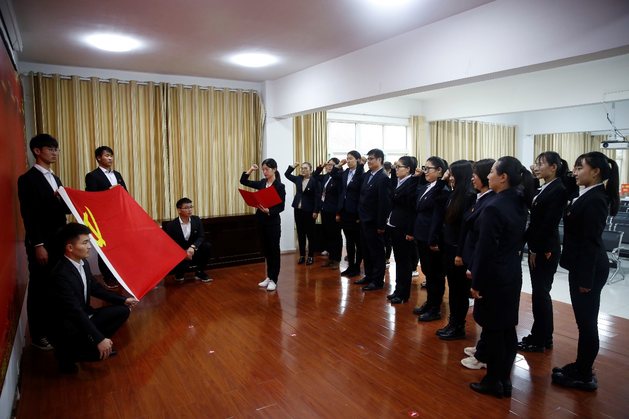 主题党日活动—组织党员重温入党誓词