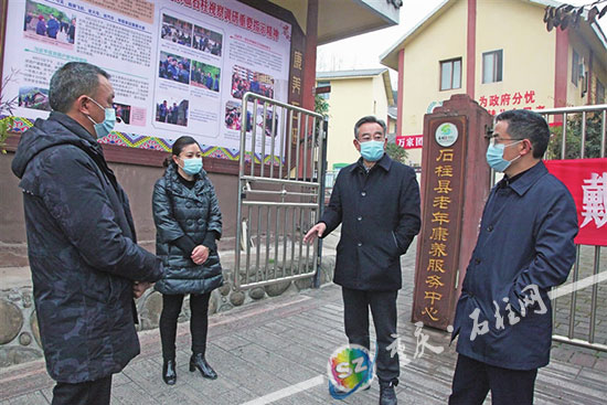 近日,石柱縣委書記蹇澤西採取不打招呼,隨機走訪的方式前往多個疫情