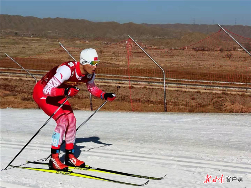 甘肃选手赵磊在滑行中