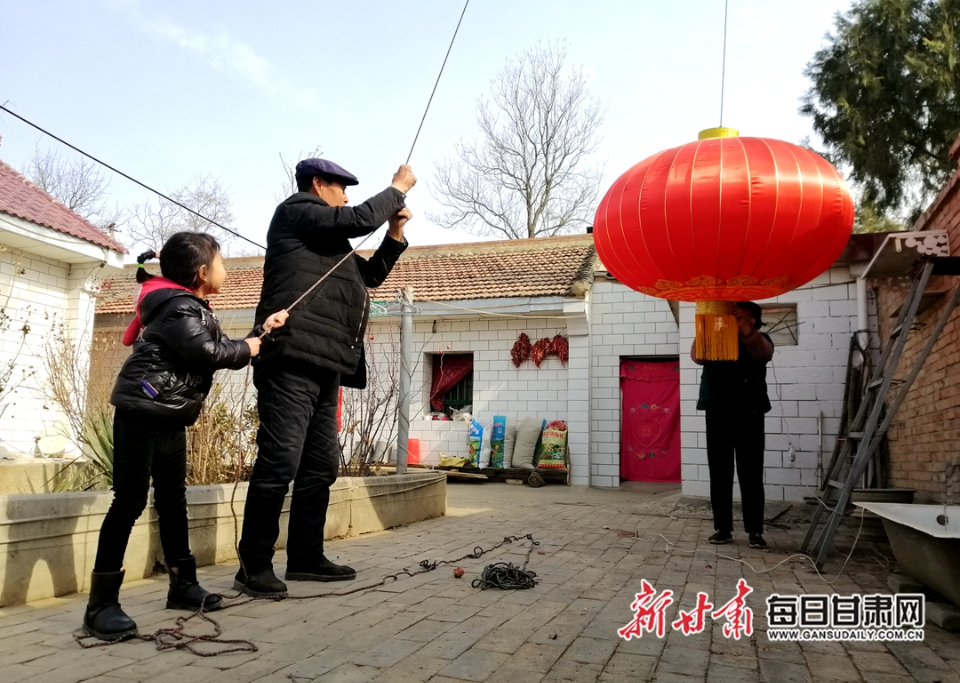 大红灯笼挂起来 金奉乾摄