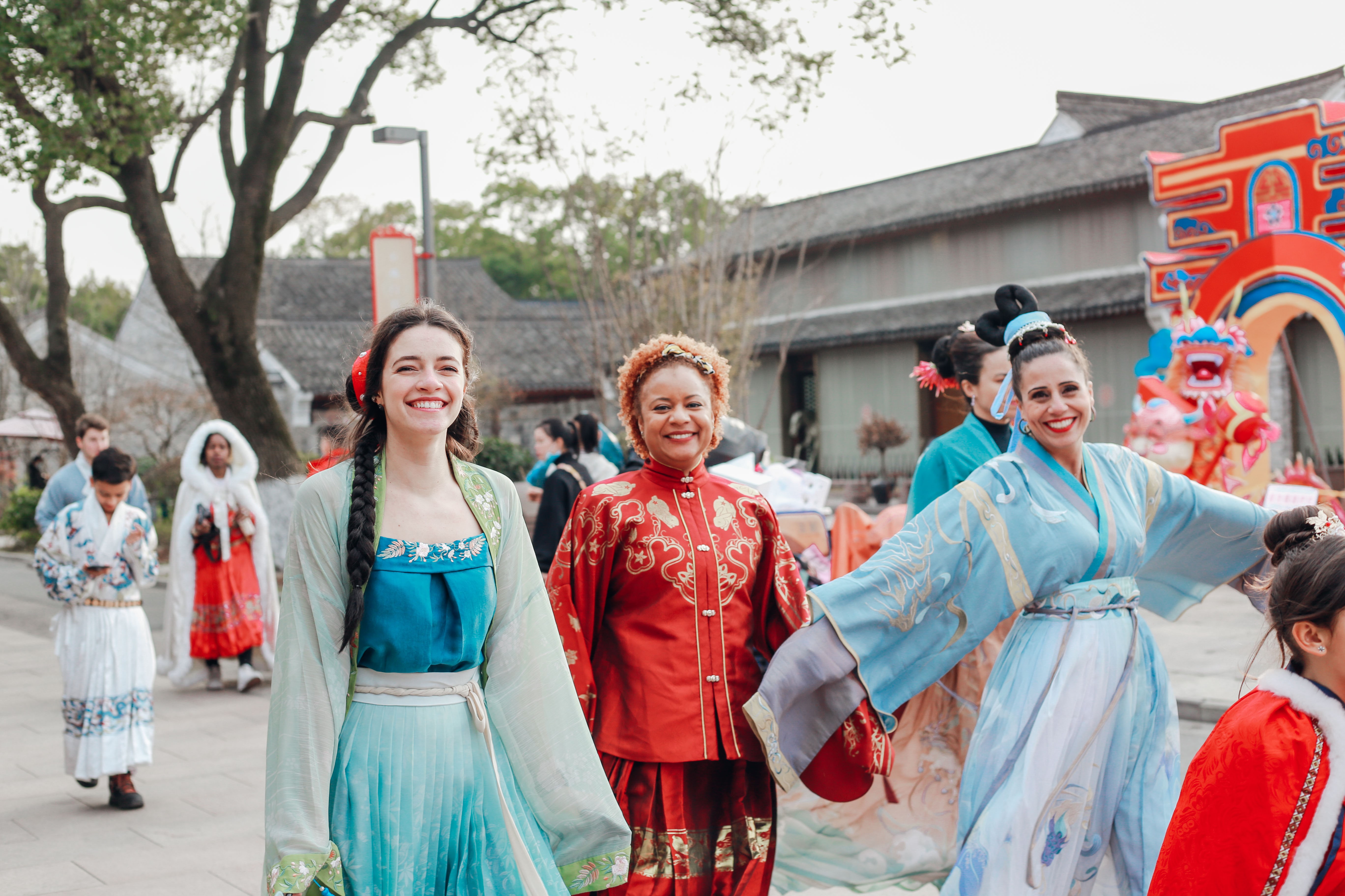 乔治亚外教慈城变装过大年 感受地道中国年味儿
