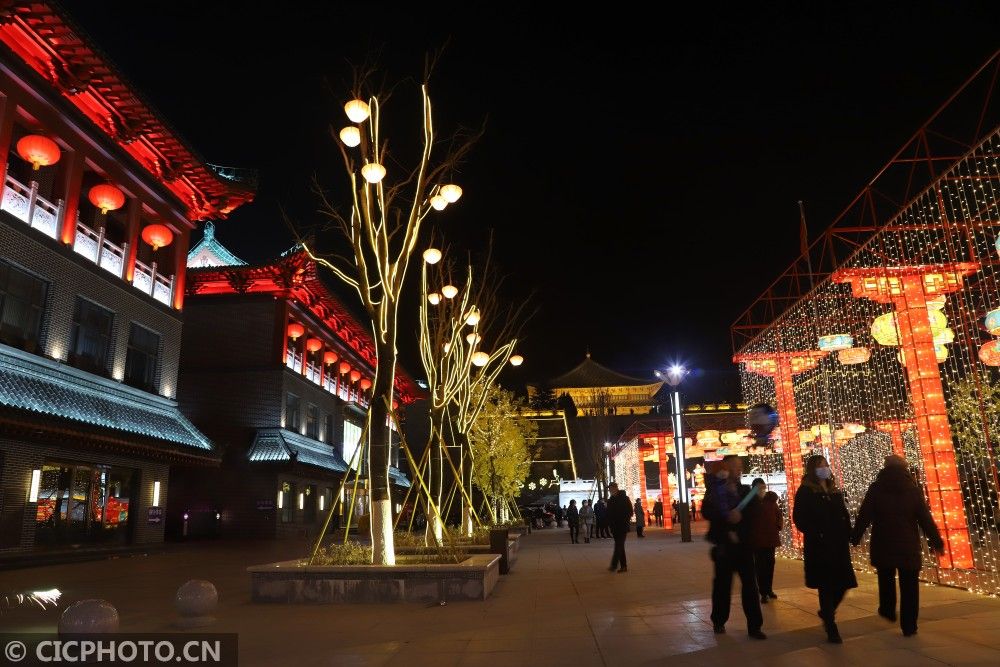 ↑2021年2月3日在甘肃省平凉市崆峒区宝塔广场拍摄的迎春彩灯 CICPHOTO/吴希会 摄
