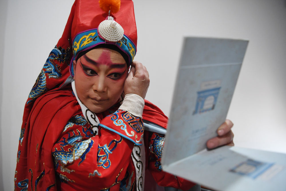 2月6日，静宁县戏剧家协会会员郭军霞在网络文艺演出直播活动的后台做准备。新华社记者 陈斌 摄