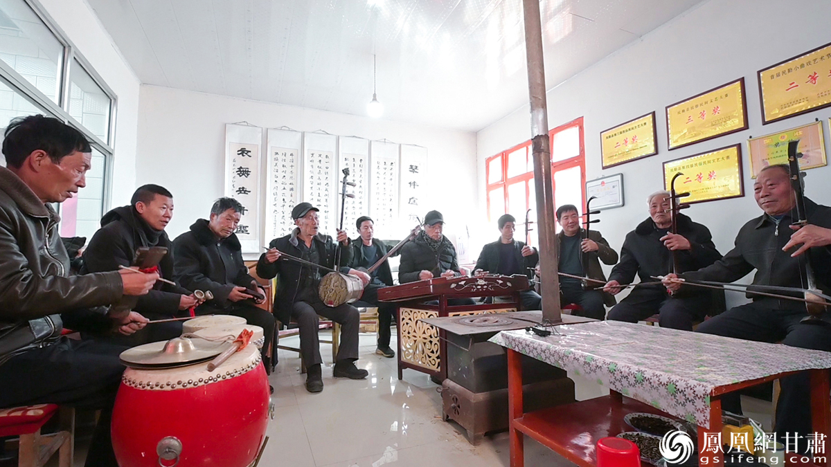 民勤縣蘇武鎮西湖村曲子戲表演現場器樂和鳴 楊藝鍇 攝