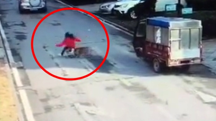 女孩小区内被狗扑倒撕咬近1分钟，小区居民：已经是第四次了