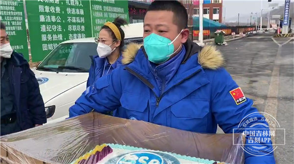 300公里外的“蓝精灵”为队友送来生日蛋糕.jpg
