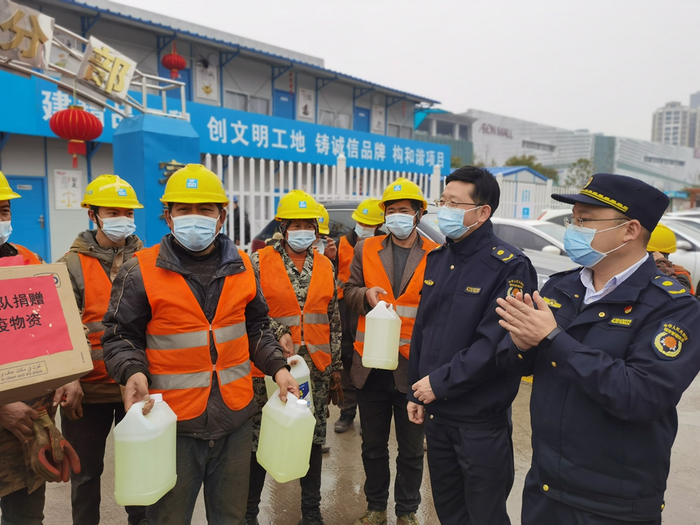 总队联合江岸区城管执法局,给位于竹叶山cng加气站的后湖大道黄孝河