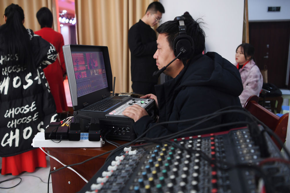 2月6日，静宁县融媒体中心工作人员张金虎在网络文艺演出直播中操作导播台。新华社记者 陈斌 摄