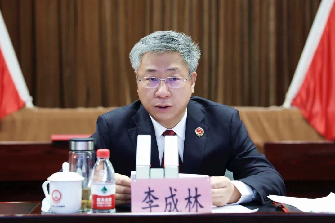 个人代表交流发言;三是省检察院党组书记,检察长李成林作工作总结部署