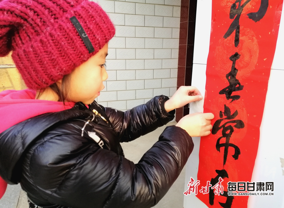 喜庆春联贴门口 金奉乾摄