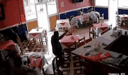 实拍：三枪手进餐馆暗杀官员 警察起身开火以一敌三