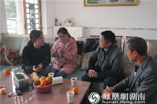 采访七家坪村第一书记及产业脱贫农户