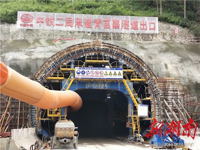 (青苗寨隧道口的湖南制造风采。)