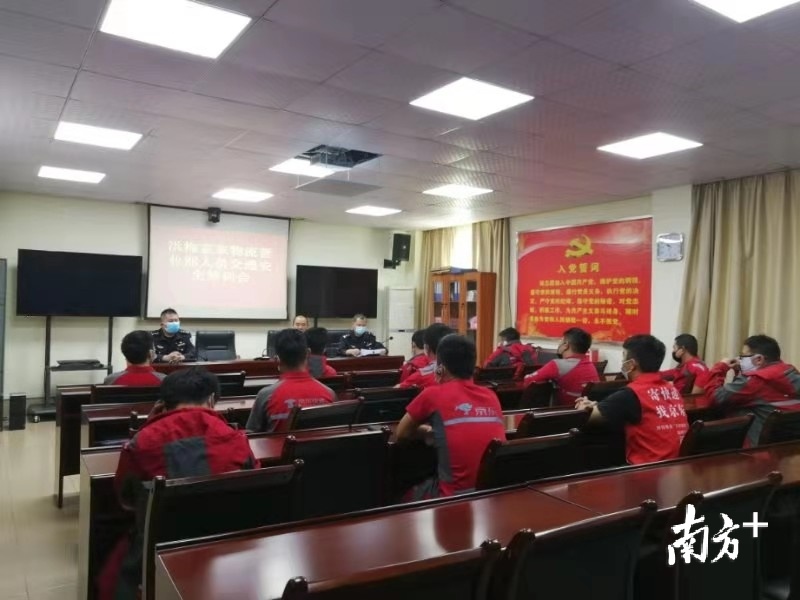 （公安）让“骑手”出行更安全，东莞交警“四连环”宣传劝导接地气