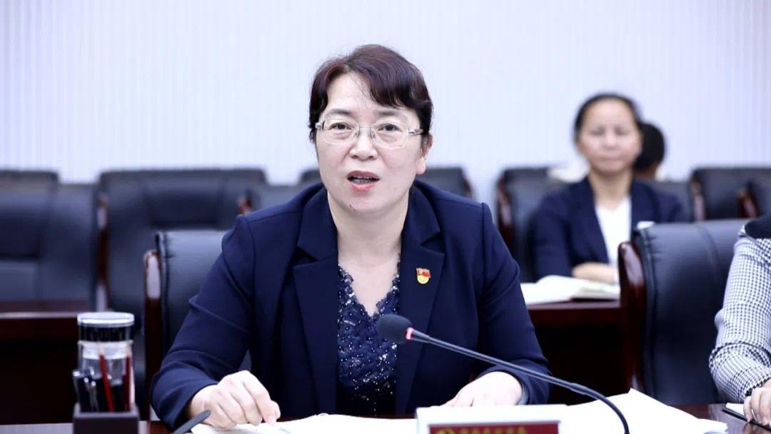 座谈会上,冯明祥,马秀清,张冬等12名"新东方人"人才代表畅所欲言,分别