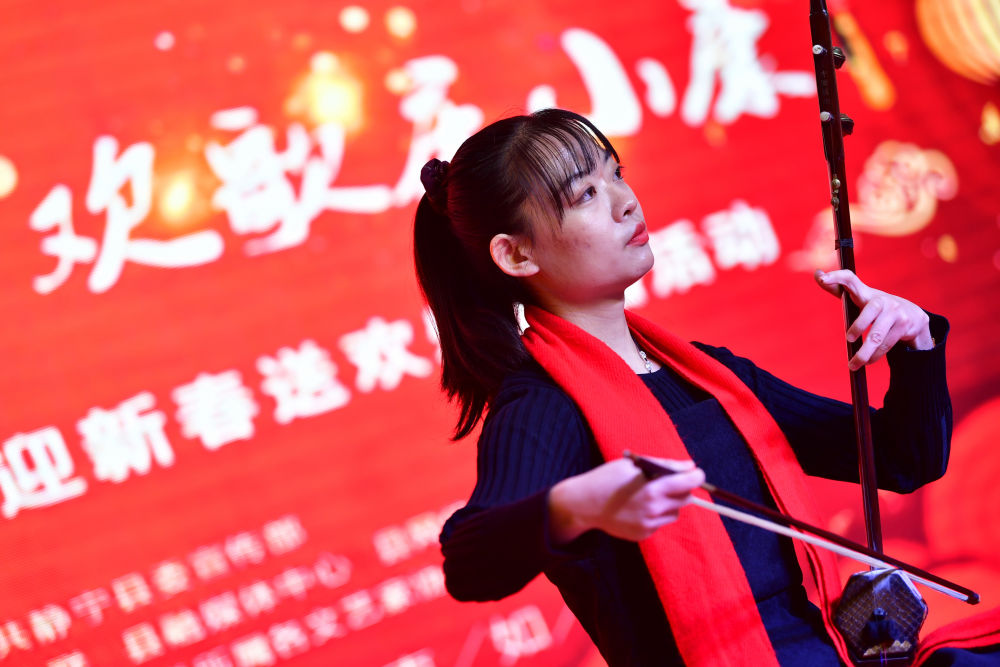2月6日，静宁县音乐家协会会员贾军燕在网络文艺演出直播中演奏二胡。新华社记者 陈斌 摄