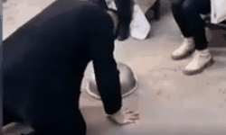 爸爸带儿子磕头拜年，哐当一头下去“出大事了”