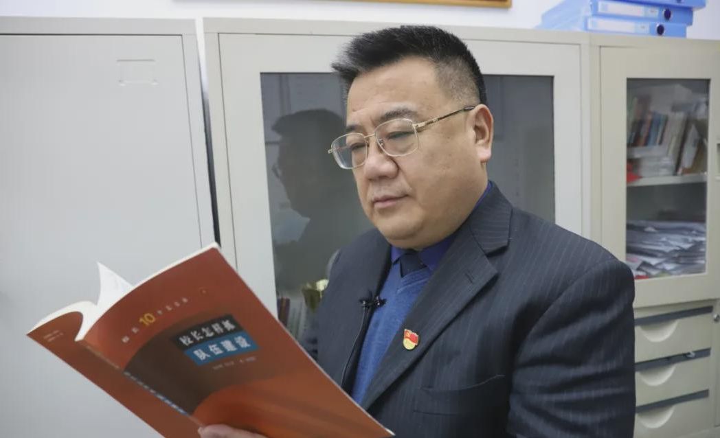 信阳大别山高中校长 徐晓值此新春佳节,我代表学校3300名师生向全