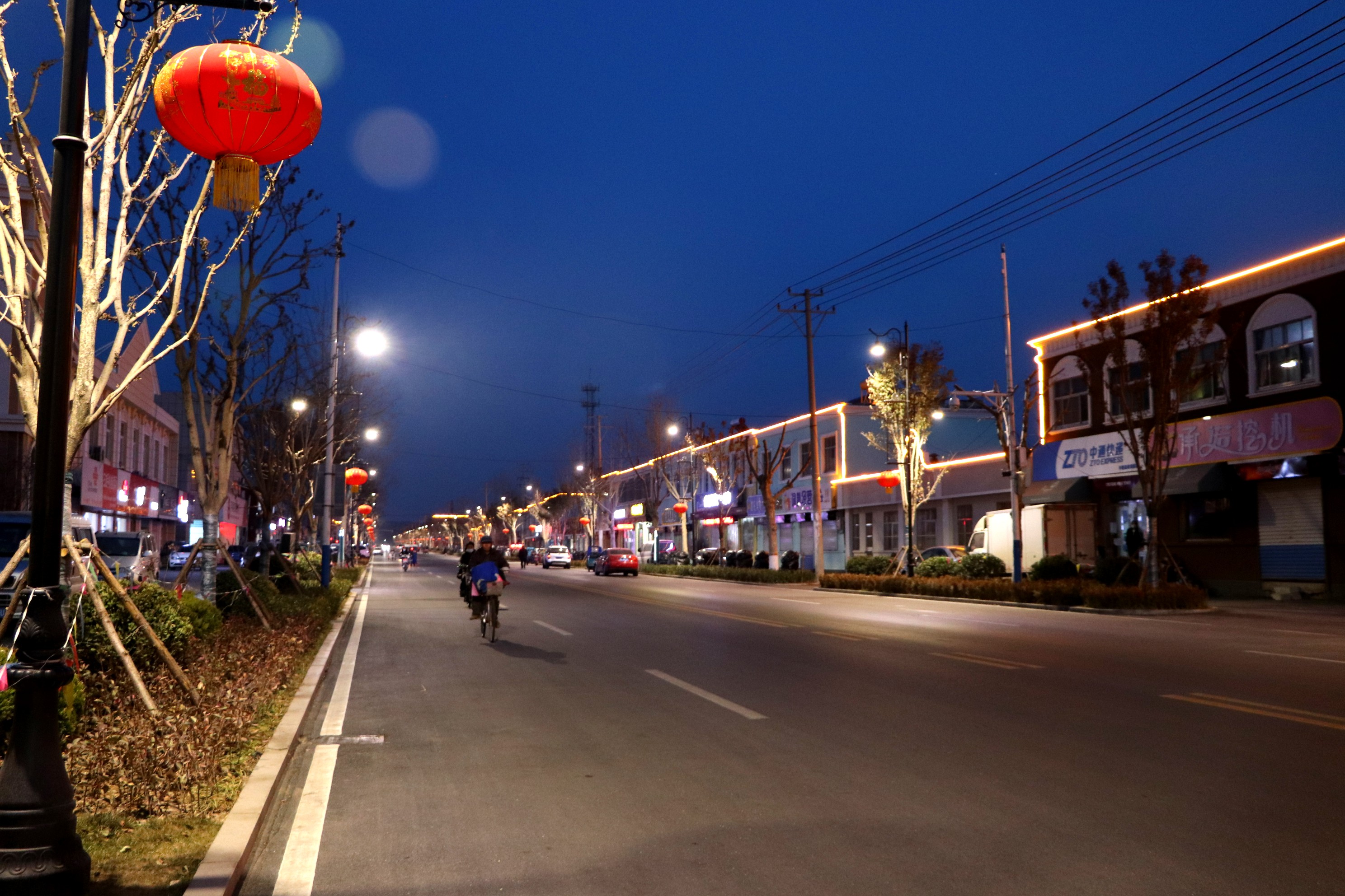 玫瑰镇：玲珑玫瑰小镇夜景美爆了！年味儿浓浓