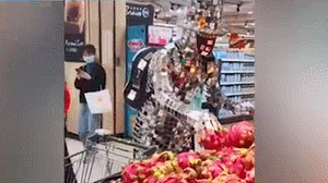 男子超市内模仿机器人购物 因太逼真引路人围观 