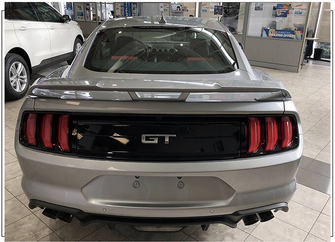 福特野马gt进店实拍搭50lv8引擎配四出排气小尺寸尾翼