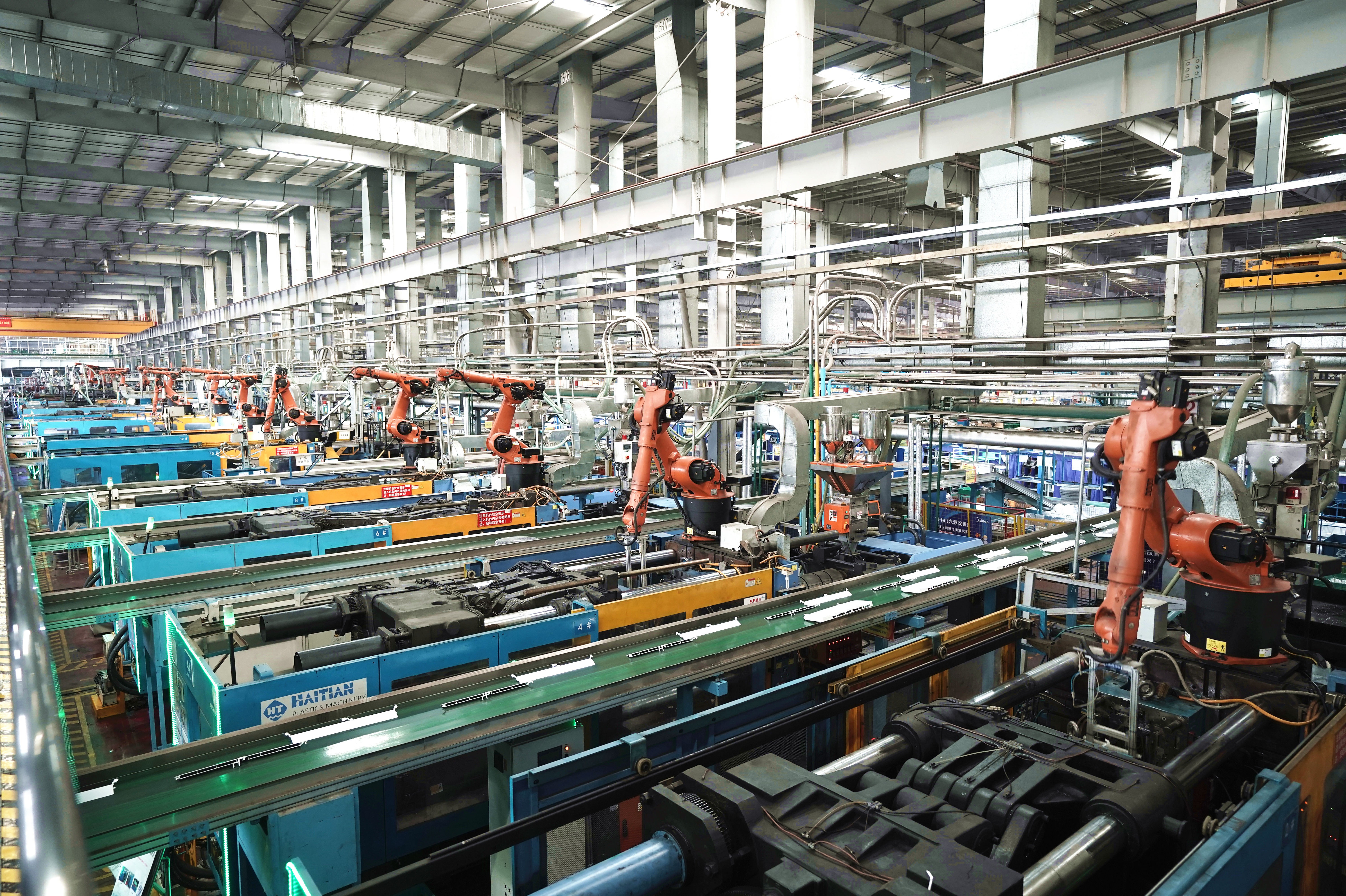 美的家用空调广州工厂繁忙的生产线 刘伟拍摄