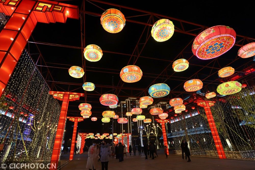 ↑2021年2月3日在甘肃省平凉市崆峒区宝塔广场拍摄的迎春彩灯 CICPHOTO/吴希会 摄