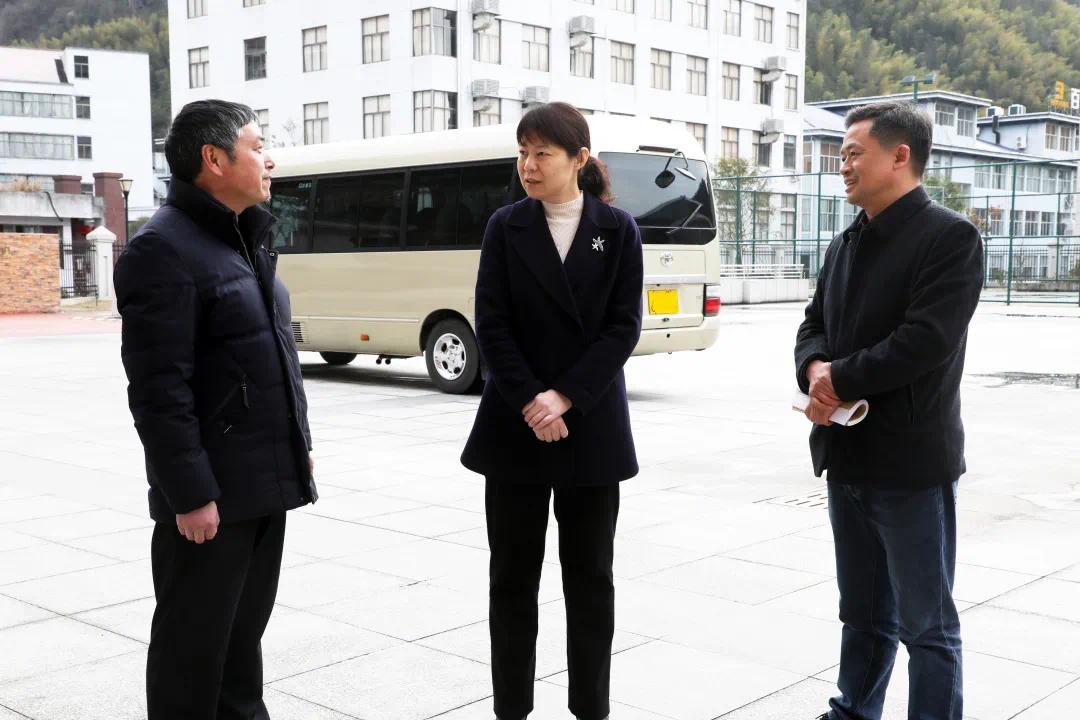 走访慰问拔尖人才2月9日,县领导金艳,厉廷法走访慰问了困难党员群众