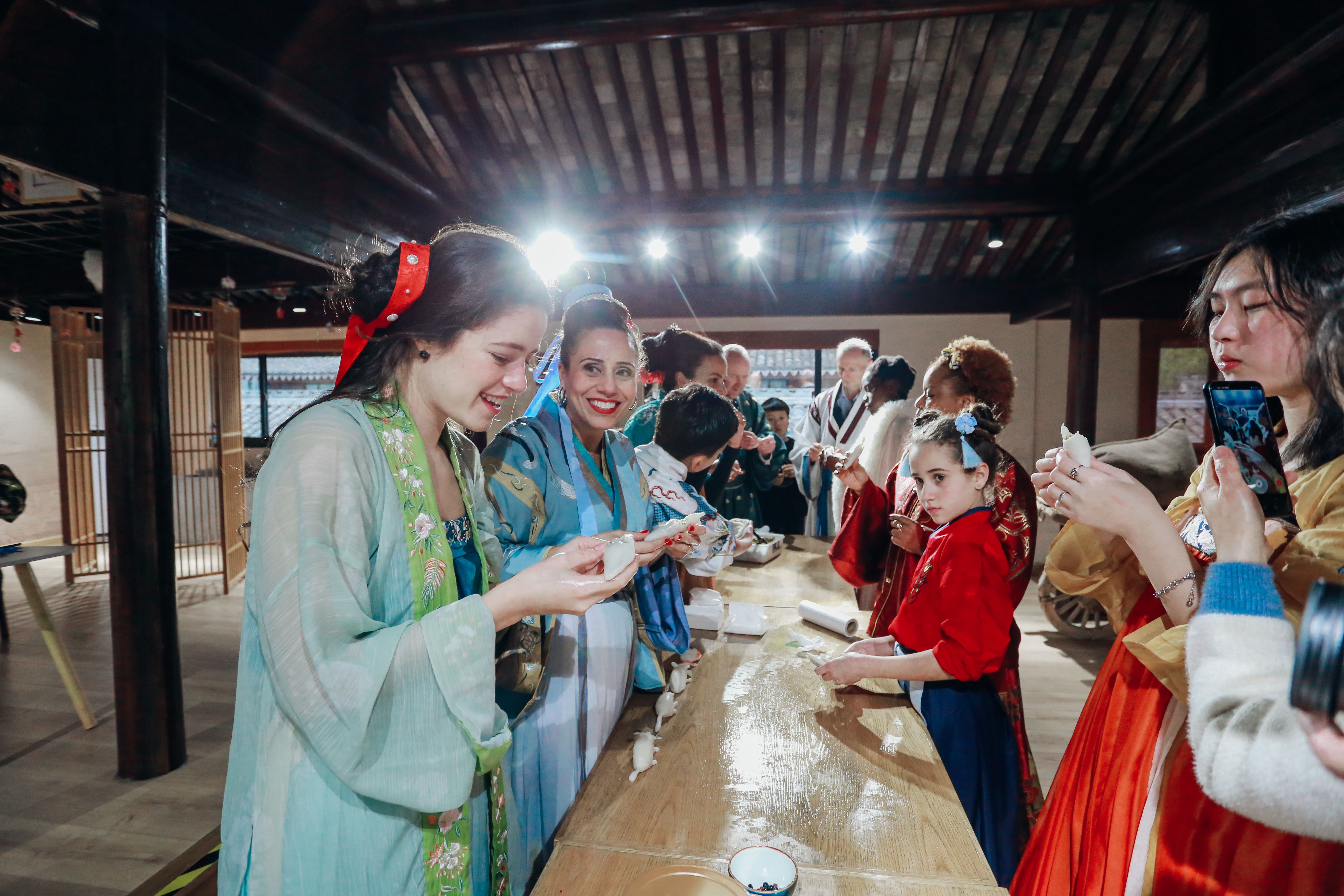 乔治亚外教慈城变装过大年 感受地道中国年味儿